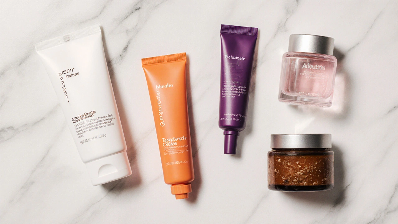 Vue du dessus d’une sélection de flacons de soins : tube blanc, gel orange, crème violette, bouteille transparente, pot rose et pot brun.
